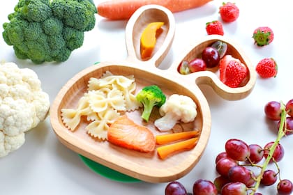 Para empezar a probar con la alimentación complementaria, se sugiere comenzar con el grupo de las frutas y las verduras, y después incorporar el resto en forma progresiva