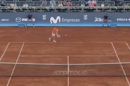 Para empezar el partido contra el local Nicolás Jarry en el Chile Open, Corentin Moutet sacó de abajo; ganó el punto con un ace lentísimo.