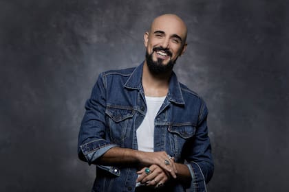 Para enamorar a una persona de Tauro, "De amor y de guerra" de Abel Pintos es una gran opción