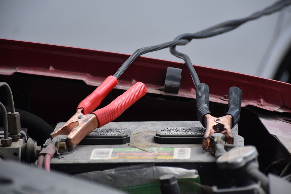 Para encender un auto sin batería se necesitan los cables correspondientes