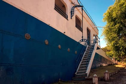 Para entrar a la casa se sube una escalera al estilo un barco de verdad (Foto: casabarco.com.ar)