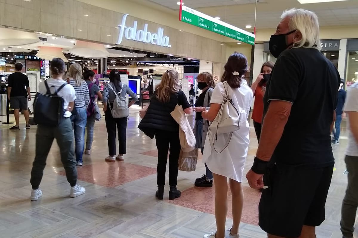 Para entrar a la tienda de Falabella en Unicenter primero hay que sacar un número y después hacer una cola