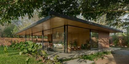 Para esta casa destinada a una pareja que quiso dejar la ciudad en busca de mayor tranquilidad, el plan fue reducir la arquitectura a los mínimos elementos. “Contar algo de la manera más concisa y eficiente posible”.