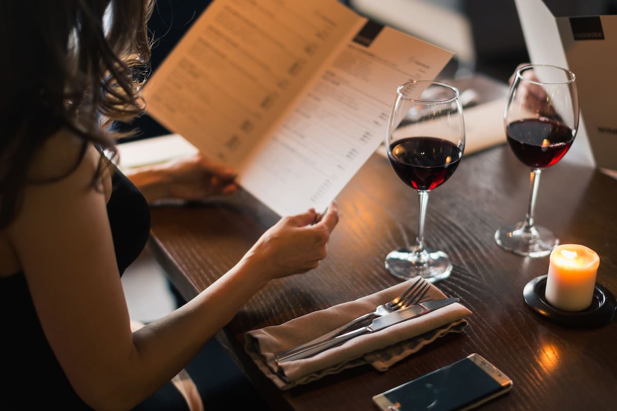 Para esta pareja, la hora de la carta es el momento de tensión aunque la cita sea distendida