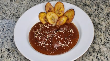 Para esta receta se recomienda usar plátanos maduros, con cáscara negra y textura suave