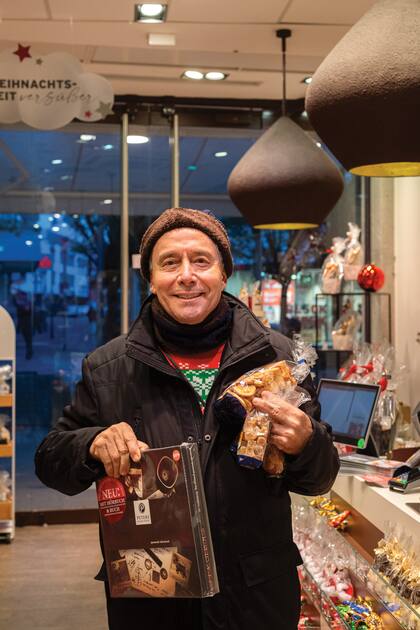 Para estas fechas, el actor sale a recorrer los mercados cercanos a su pueblo en busca de golosinas, panes hechos con forma de corazón y típicos chocolates alemanes.