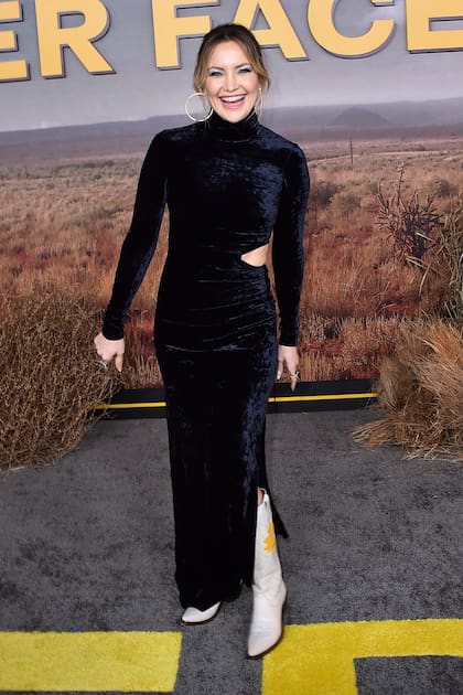 Para este evento cinematográfico, Kate Hudson eligió un vestido largo en terciopelo negro al que descontracturó con unas botas texanas blancas