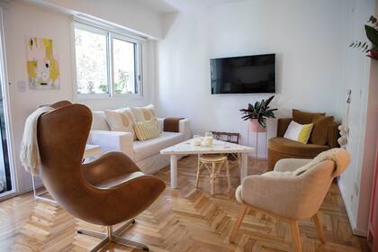 Para este sector, eligió un sillón con funda de tussor off white, almohadones Abstrac (Paysana), banquitos de mimbre (Mimbrería Marcovecchio Hnas.), sillón Egg (Amparo be.) y mesa de terrazo (Ziuk Tienda) como toque original.