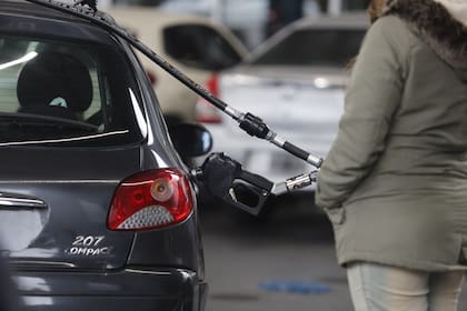 Para estimar el gasto de combustible es necesario saber cuántos kilómetros se recorrerán por mes, cuántos km rinde el auto por litro y qué combustible recomienda el fabricante