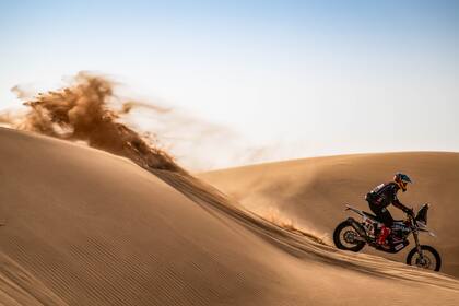 Para esto trabaja, ahorra y tiene unas modestas vacaciones: Rostan disfruta transitar las dunas del desierto en plena competencia en la clase de motos Rally2.