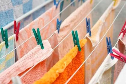 Para evitar acumular humedad, es importante colocar la ropa de manera más espaciada