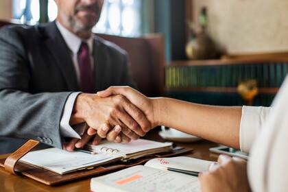 Para evitar estafas, los especialistas recomiendan verificar la matrícula de los abogados.