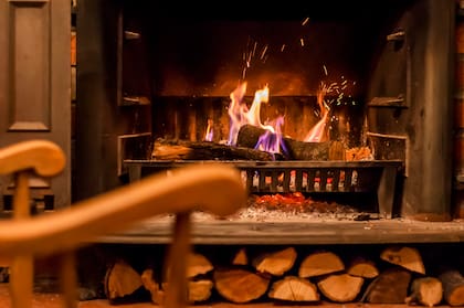 Para evitar la contaminación del aire en zonas cerradas, se debe controlar el uso de chimeneas