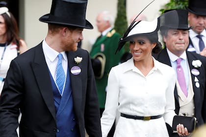 Para evitar las críticas por mostrar los hombros, la flamante esposa del príncipe Harry se mostró con un diseño cerrado en el Royal Ascot