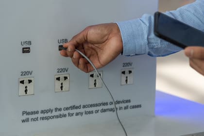 Para evitar los ataques de carga, los especialistas recomiendan evitar los puertos USB públicos y utilizar baterías portátiles y cargadores oficiales