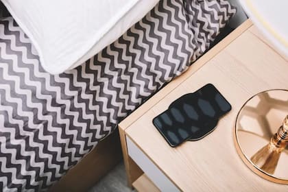 Para evitar olvidar las ideas surgidas durante el estado hipnagógico, los expertos recomiendan dormir con el teléfono cerca o tener una libreta y bolígrafo a mano