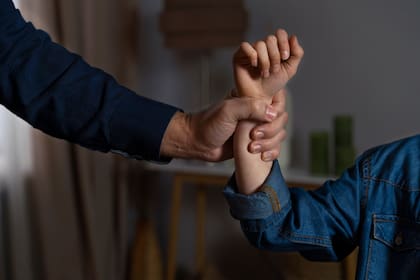 Para evitar que cualquier persona involucrada en el contrato alegue desconocimiento de las cláusulas, la normativa obliga a recopilar la firma de cada inquilino en el acuse de recibo incluido al pie de cada página
