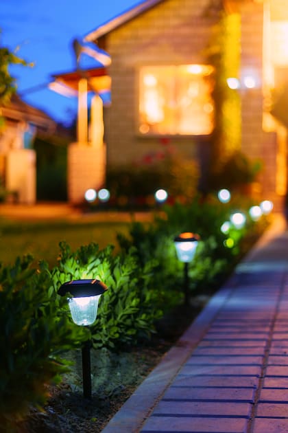 Para evitar que el jardín se convierta en un agujero negro, recomiendan instalar luces de bajo voltaje en estacas cortas.