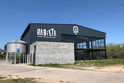 En la planta de Pilar, se producen los siete estilos de cerveza de Rabieta, tres de Pampa y también producen para terceros nacidos en el interior, como son Chachingo (Mendoza), Siete Cholas (Salta) y Beagle (Tierra del Fuego)