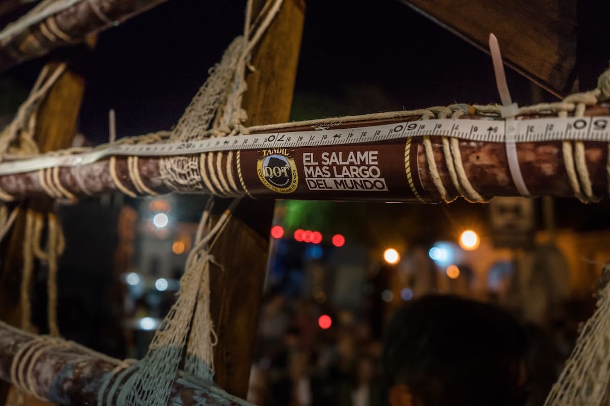 Para fabricar el salame más largo del mundo, se utilizarán cientos de kilos de carne fresca, ya que, por cada kilo de carne fresca se obtienen 600 gramos de carne seca