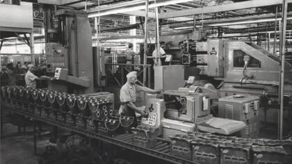 Para Ford, la eficiencia que produjo la cadena productiva permitió premiar a sus empleados