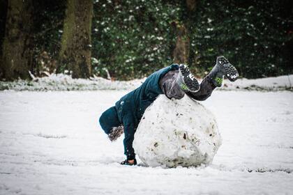 Para formar las bolas de nieve se puede optar por rodarlas sobre la superficie, si la nieve es fresca entonces se agrupará sola