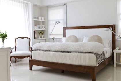 Para ganar dinamismo, jugá con las texturas a través de los textiles en mantas, cubrecamas, pie de cama y almohadones