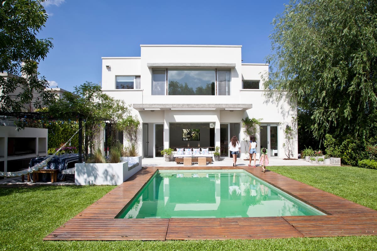 Para ganar personalidad, la piscina puede ser pintada en colores que salen de la gama de los azules y de los celestes, como los verdes y los arena. FOTO: Gentileza Magalí Saberián / revista LIVING