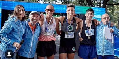 Para generar más tráfico y repercusión, Roni armó un equipo de fotógrafos profesionales para cubrir las diferentes carreras que se organizaban en la ciudad y ofreció algo impensado hasta el momento: fotos de los corredores totalmente gratuitas y disponibles para descargar directamente desde la web.