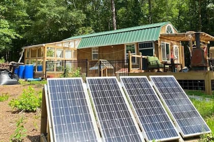 Para habilitar su pequeño hogar, utilizaron materiales reciclados y además instalaron paneles de energía solar