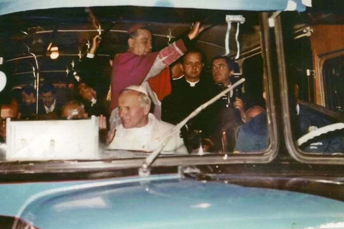 Para hacer el trayecto entre la Basílica de Luján y la estación de tren el Papa viajó en una unidad de la línea 501, en lo que fue bautizado como "el coletivo del Papa"