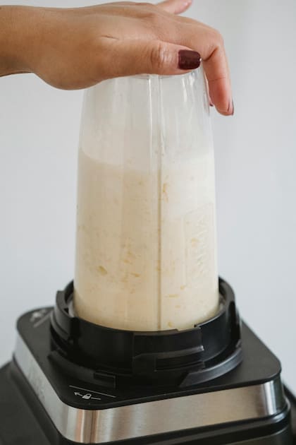 Para hacer la bebida se debe enjuagar la avena con agua fría, licuar junto con el litro de agua durante dos o tres minutos y, si se desea, se agrega canela o vainilla para dar sabor