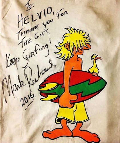"Para Helvio. Gracias por el regalo, ¡a seguir surfeando!". Toda esta historia llegó a oídos del australiano Mark Richards, quien hoy en día mantiene una fluida comunicación con Bouzada y con García.