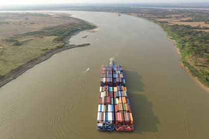 Para Hermida la competitividad de los puertos fluviales de la hidrovía tienen que tener un calado de por lo menos 40 pies “para no perder en la competencia con los puertos brasileños sobre el océano Atlántico y frente a Nueva Palmira-Montevideo”. En la Argentina el objetivo oficial es llevar el calado desde 34 pies hasta Timbúes a 40 pies