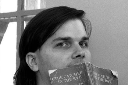 "Para: Holden Caulfield. De: Holden Caulfield. Esta es mi declaración", escribió Chapman en un ejemplar del libro "El Guardián entre el centeno"