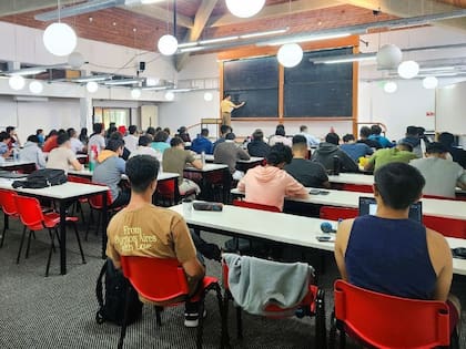 Para ingresar en el Instituto Balseiro a las carreras de grado y maestrías se deben tener cursadas y aprobadas materias de los dos primeros años de alguna carrera afín