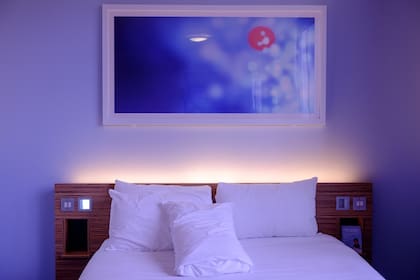 Para integrar un mural de manera armoniosa en el dormitorio, es fundamental elegir una paleta de colores adecuada