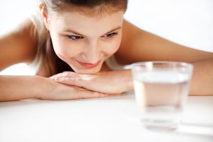 Para intencionar el agua hay que poner la mano encima de un vaso de agua y concentrarse en que ese vaso está intencionado para que cumpla una función determinada