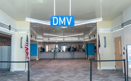 Para ir a registrar un vehículo al DMV se deberá tener toda la documentación en regla y llevar dinero para pagar el arancel