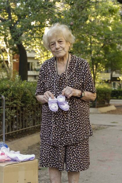 Para ir a vender las batitas en la plaza, Elvira se pone las zapatillas y ropa cómoda