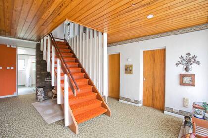 Para ir al segundo piso se suben las escaleras de madera del interior de la propiedad Foto: Matthews Benjamin