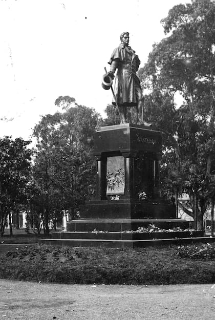 Para Juan José Castelli, "el orador de Mayo", se contrató al alemán Gustav Eberlein; la obra se encuentra en Plaza Constitución