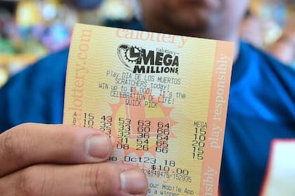 Para jugar a Mega Millions se deben elegir cinco números del 1 al 70 para las bolas blancas y uno del 1 al 25 para la Mega Ball dorada (AFP)