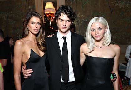 Para la afterparty del estreno, Gerber cambió su look de forma radical: eligió un sobrio pero sexy vestido negro con tirantes transparentes y espalda descubierta
