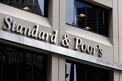 Para la agencia hubo una "erosión del perfil de deuda de Argentina, de la trayectoria de crecimiento económico y de la dinámica de inflación tras los reveses en la implementación de su desafiante programa de ajuste económico"