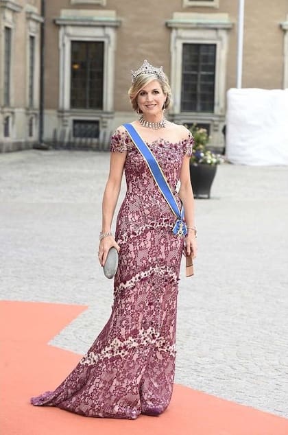 Para la boda del Carlos Felipe de Suecia y Sofía Hellqvist en junio de 2015, Máxima lució un diseño de Jantaminiau (Foto: Instagram @queen.maxima)