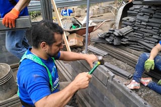 Es madre soltera, ahorró años para su terreno y construyó una casa con 850 "ladrillos" de plástico reciclado