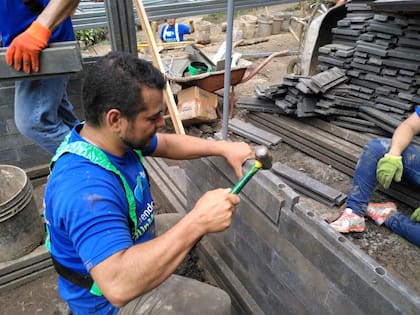 Para la casa de Cindy Mora se necesitaron 850 bloques de plástico