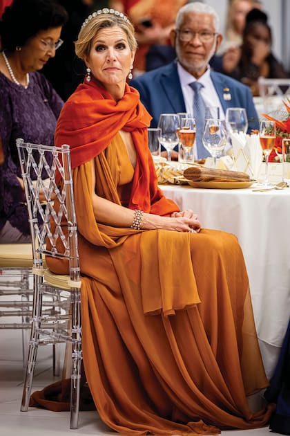 Para la cena de gala ofrecida
en honor a los reyes de los
Países Bajos, Máxima impactó
con un estreno: un vaporoso
vestido-capa estilo Old
Hollywood, con profundo
escote en V y espalda
descubierta de Natan, al que
le sumó un chal y sandalias
de la misma firma