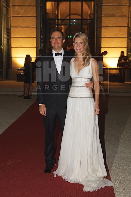Para la cena, María Anunciata optó por un traje de inspiración griega y la tiara de Hojas de Vid, que desde el siglo XIX está en manos de la familia real de Luxemburgo. Está realizada con diamantes de diferentes tallas, engarzados en oro amarillo y plata, y es una de las favoritas de la gran duquesa María Teresa, que se la prestó a su sobrina.